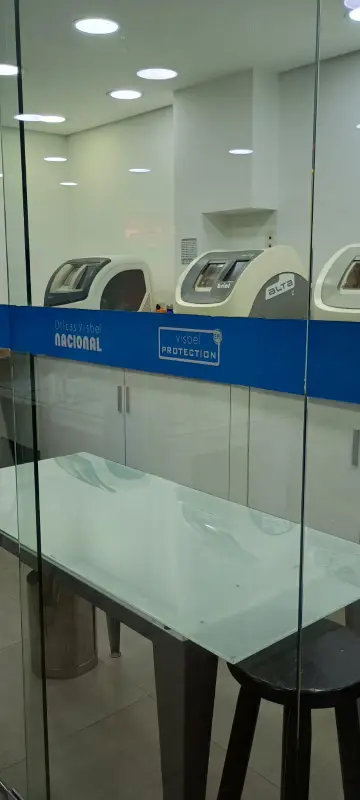 Laboratório próprio para óculos em até 1 hora